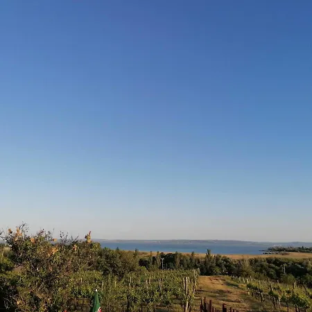 Julianna Nyaralo Tatil Evi