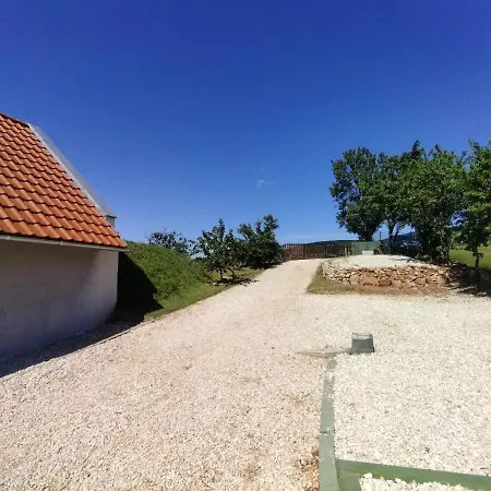 Julianna Nyaralo Tatil Evi Csopak