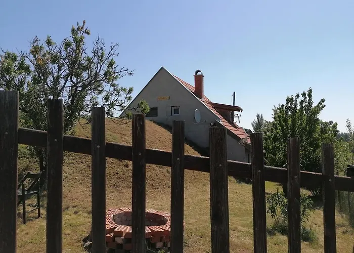 Julianna Nyaralo Csopak